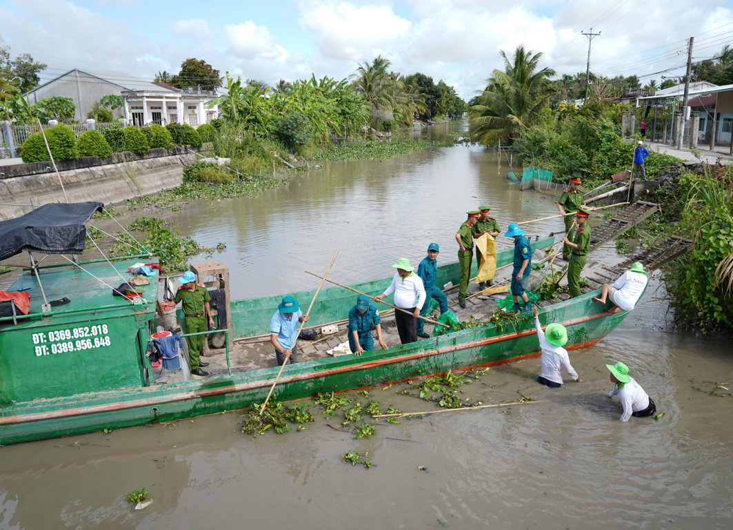Làm sạch các dòng sông tại huyện Vĩnh Thạnh, TP Cần Thơ